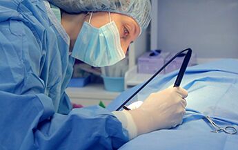 执行手术以增加男性阴茎的外科医生