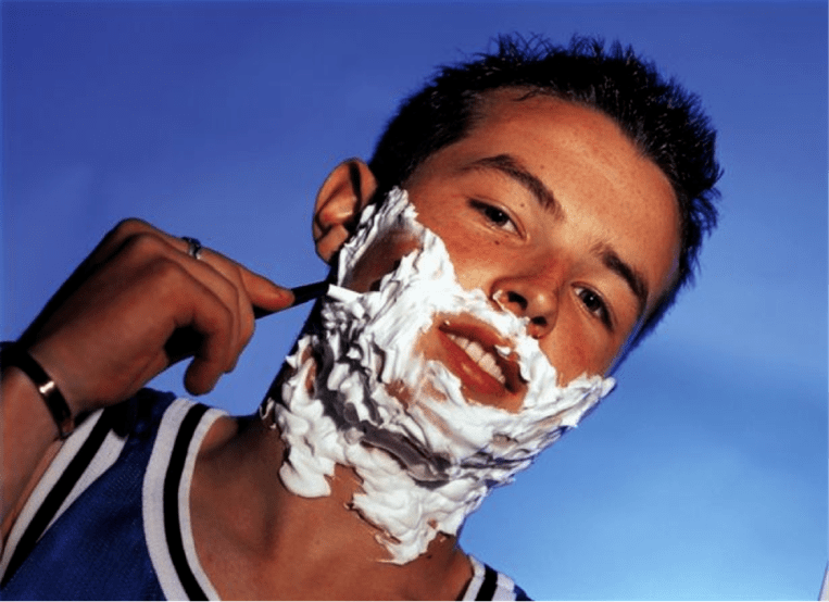 青少年刮胡子并考虑阴茎增大