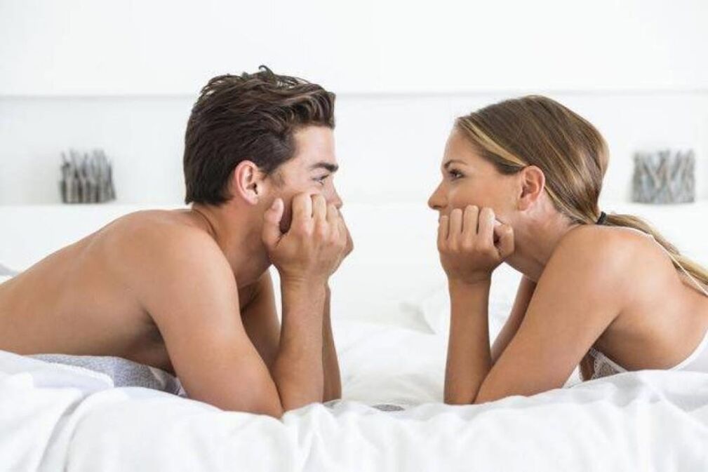 一个女人和一个阴茎增大的男人在床上