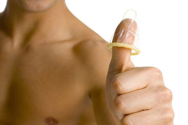 手指上的避孕套象征着少年阴茎的增大
